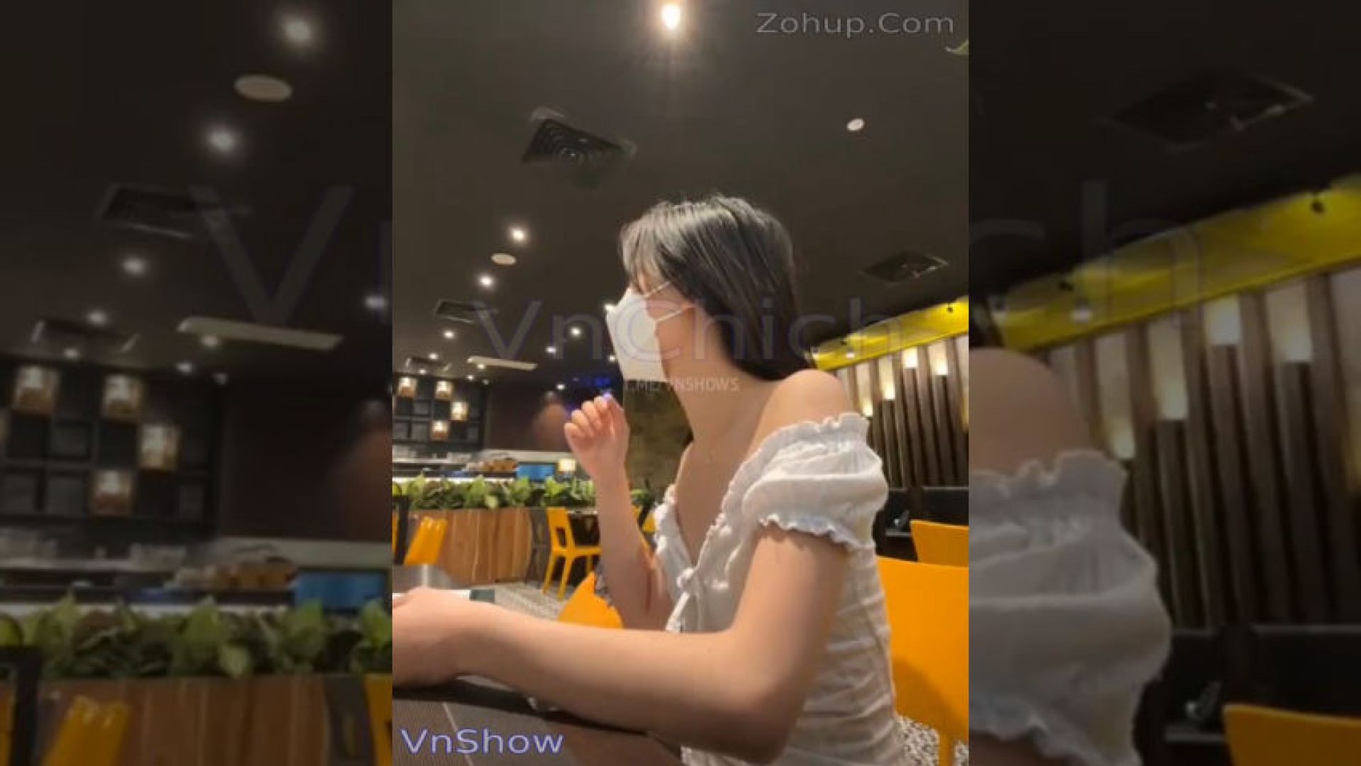 ⁣2 chị em đi mua sắm mà nó lạ lắm, toàn thấy vú vs lồn không à ~ VnShow